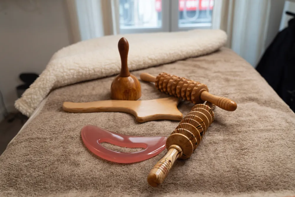 Outils de massage en bois sur une table.